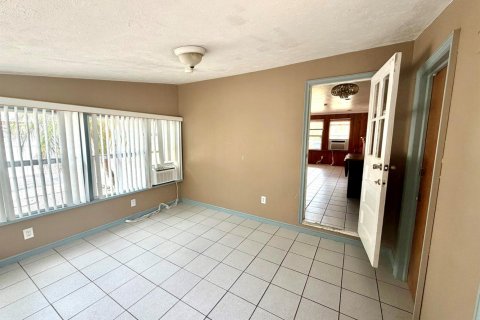 Commercial property in Lake Park, Florida 160.91 sq.m. № 2172157 - photo 9