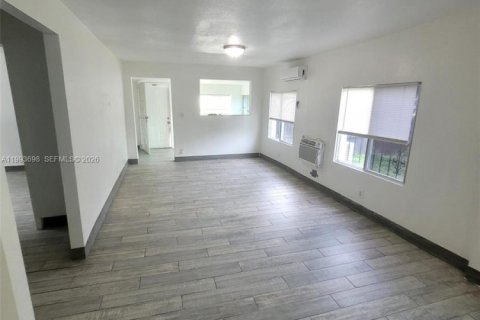 Casa en venta en Miami, Florida, 3 dormitorios, 87.14 m2 № 2062950 - foto 12