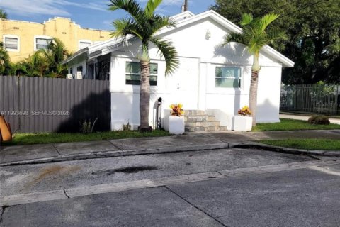 Casa en venta en Miami, Florida, 3 dormitorios, 87.14 m2 № 2062950 - foto 1