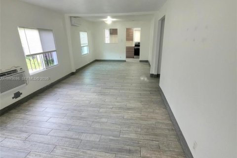 Casa en venta en Miami, Florida, 3 dormitorios, 87.14 m2 № 2062950 - foto 10