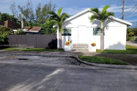 Casa en venta en Miami, Florida, 3 dormitorios, 87.14 m2 № 2062950 - foto 2