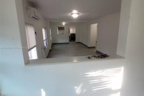 Casa en venta en Miami, Florida, 3 dormitorios, 87.14 m2 № 2062950 - foto 23