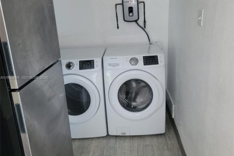 Casa en venta en Miami, Florida, 3 dormitorios, 87.14 m2 № 2062950 - foto 11