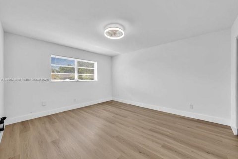 Condo in Tamarac, Florida, 2 bedrooms  № 1823842 - photo 17
