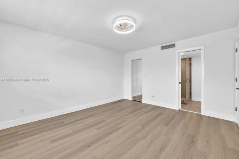 Condo in Tamarac, Florida, 2 bedrooms  № 1823842 - photo 18