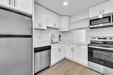Condo in Tamarac, Florida, 2 bedrooms  № 1823842 - photo 6