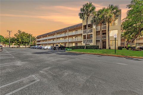 Condo in Tamarac, Florida, 2 bedrooms  № 1823842 - photo 28