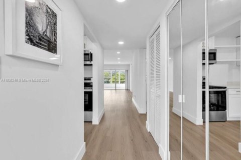 Condo in Tamarac, Florida, 2 bedrooms  № 1823842 - photo 2