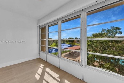 Condo in Tamarac, Florida, 2 bedrooms  № 1823842 - photo 23