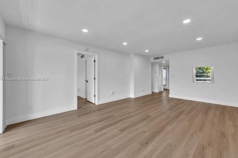 Condo in Tamarac, Florida, 2 bedrooms  № 1823842 - photo 15