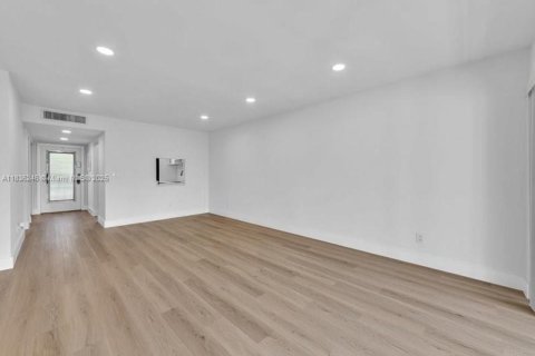 Condo in Tamarac, Florida, 2 bedrooms  № 1823842 - photo 16