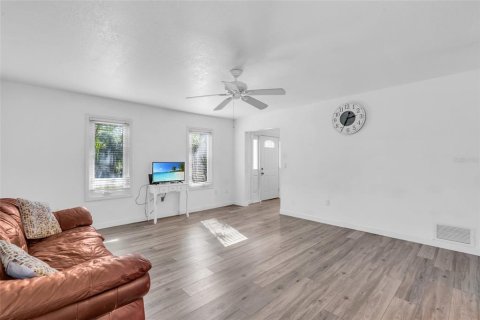 Casa en venta en Port Charlotte, Florida, 3 dormitorios, 204.01 m2 № 1529910 - foto 12