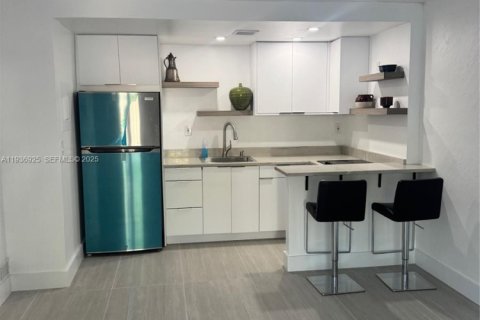 Снять в аренду квартиру в Майами, Флорида 1 спальня, 51.1м2, № 1994870 - фото 2