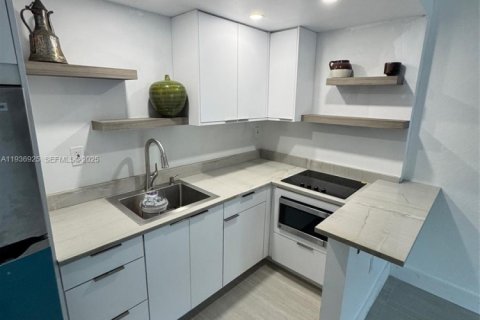 Снять в аренду квартиру в Майами, Флорида 1 спальня, 51.1м2, № 1994870 - фото 3