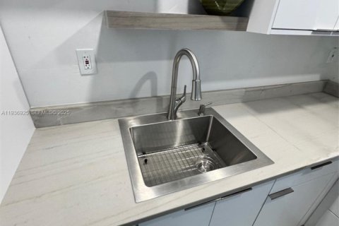 Снять в аренду квартиру в Майами, Флорида 1 спальня, 51.1м2, № 1994870 - фото 4