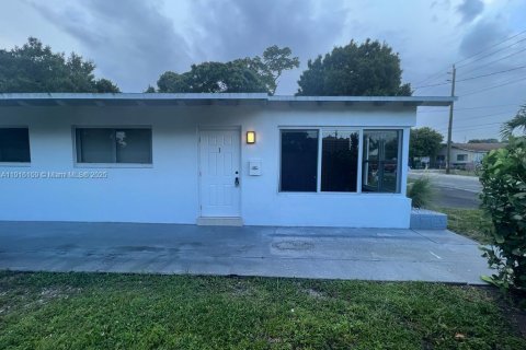 Снять в аренду виллу или дом в Халландейл-Бич, Флорида 1 спальня, № 1970820 - фото 1