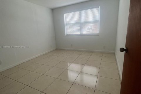 Снять в аренду виллу или дом в Халландейл-Бич, Флорида 1 спальня, № 1970820 - фото 8