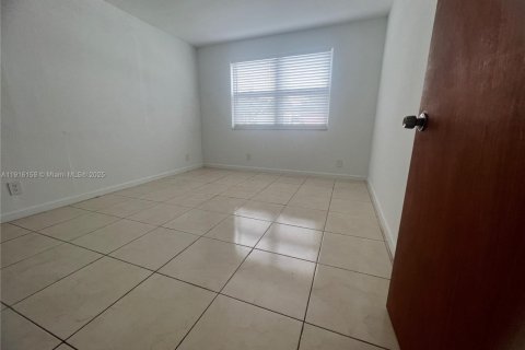 Снять в аренду виллу или дом в Халландейл-Бич, Флорида 1 спальня, № 1970820 - фото 9