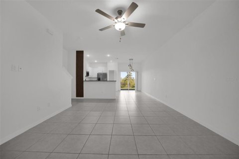 Townhouse in San Antonio, Florida 3 bedrooms, 151.8 sq.m. № 2352358 - photo 6