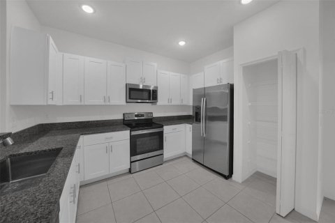 Townhouse in San Antonio, Florida 3 bedrooms, 151.8 sq.m. № 2352358 - photo 12