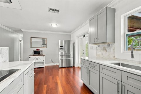 House in Seminole, Florida 3 bedrooms, 106.28 sq.m. № 2408697 - photo 15