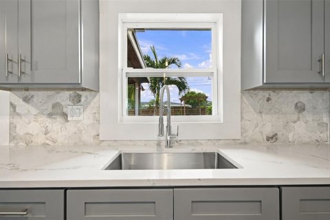 House in Seminole, Florida 3 bedrooms, 106.28 sq.m. № 2408697 - photo 16