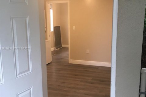 Condo in North Miami Beach, Florida, 1 bedroom  № 2268429 - photo 2