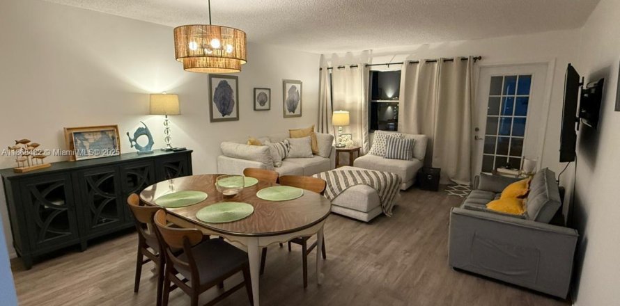 Кондоминиум с 1 спальней в Халландейл-Бич, Флорида № 1925634