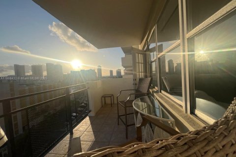 Снять в аренду кондоминиум в Халландейл-Бич, Флорида 1 спальня, 85.93м2, № 1925634 - фото 11