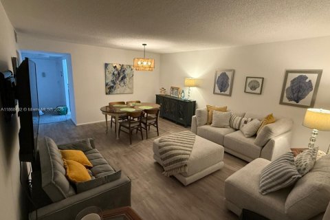 Снять в аренду кондоминиум в Халландейл-Бич, Флорида 1 спальня, 85.93м2, № 1925634 - фото 2