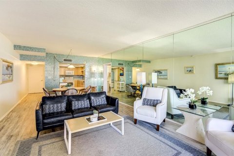 Copropriété à vendre à Redington Shores, Floride: 1 chambre, 98.48 m2 № 2398389 - photo 10