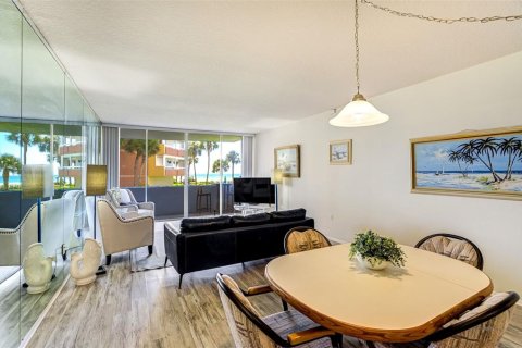Copropriété à vendre à Redington Shores, Floride: 1 chambre, 98.48 m2 № 2398389 - photo 12