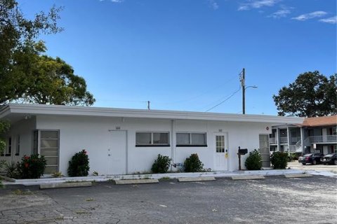 Commercial property in Clearwater, Florida 5 bedrooms, 159.79 sq.m. № 2388080