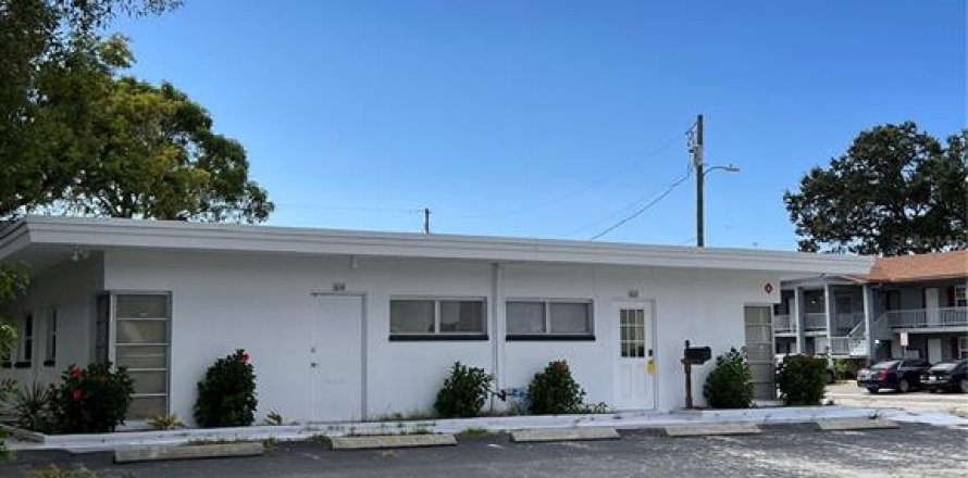 Commercial property in Clearwater, Florida 5 bedrooms, 159.79 sq.m. № 2388080