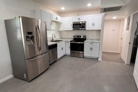 Commercial property in Clearwater, Florida 5 bedrooms, 159.79 sq.m. № 2388080 - photo 3