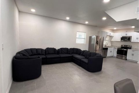 Commercial property in Clearwater, Florida 5 bedrooms, 159.79 sq.m. № 2388080 - photo 7