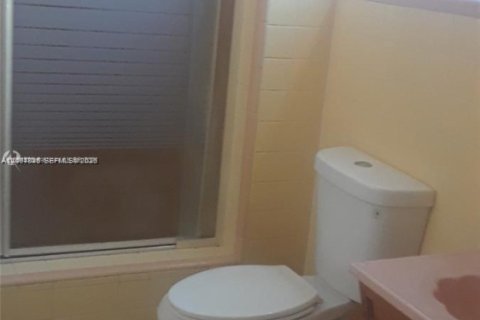 House in Hollywood, Florida 2 bedrooms, 80.64 sq.m. № 2068981 - photo 6