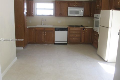 House in Hollywood, Florida 2 bedrooms, 80.64 sq.m. № 2068981