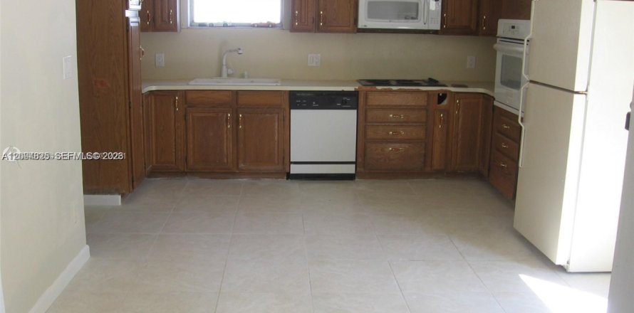 House in Hollywood, Florida 2 bedrooms, 80.64 sq.m. № 2068981