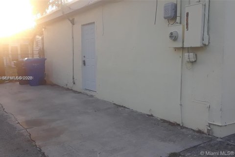 House in Hollywood, Florida 2 bedrooms, 80.64 sq.m. № 2068981 - photo 9