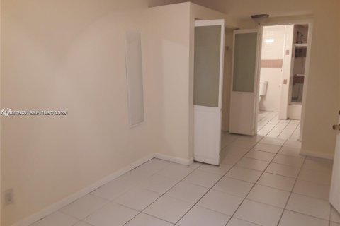 House in Hollywood, Florida 2 bedrooms, 80.64 sq.m. № 2068981 - photo 2