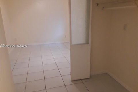 House in Hollywood, Florida 2 bedrooms, 80.64 sq.m. № 2068981 - photo 3