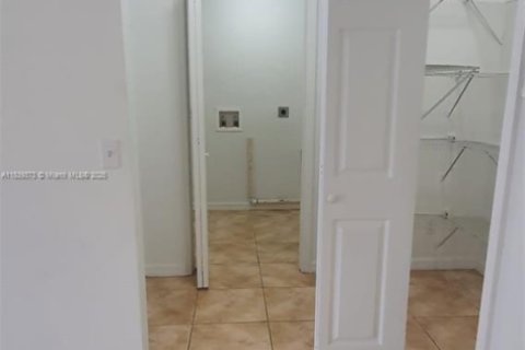 House in Lehigh Acres, Florida 4 bedrooms, 150.78 sq.m. № 1939847 - photo 4