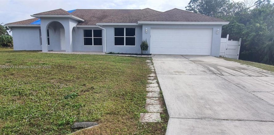 House in Lehigh Acres, Florida 4 bedrooms, 150.78 sq.m. № 1939847
