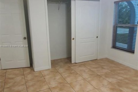 House in Lehigh Acres, Florida 4 bedrooms, 150.78 sq.m. № 1939847 - photo 6