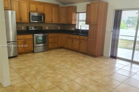 House in Lehigh Acres, Florida 4 bedrooms, 150.78 sq.m. № 1939847 - photo 8