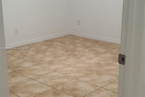 House in Lehigh Acres, Florida 4 bedrooms, 150.78 sq.m. № 1939847 - photo 11