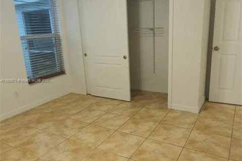 House in Lehigh Acres, Florida 4 bedrooms, 150.78 sq.m. № 1939847 - photo 10