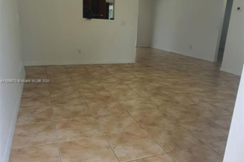 House in Lehigh Acres, Florida 4 bedrooms, 150.78 sq.m. № 1939847 - photo 2