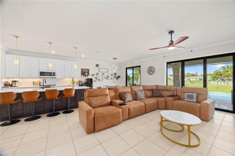 Casa en venta en Tamarac, Florida, 5 dormitorios, 265.7 m2 № 1968560 - foto 17